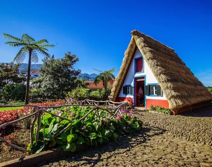 Traditionelle Santana Häuser mit Strohdächern auf Madeira Portugal 