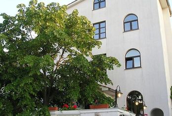 Hotel, Gargamelo Restaurant & Pension