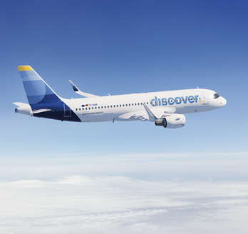 Ein Flugzeug Typ A320 200 der Discover fliegt über den Wolken