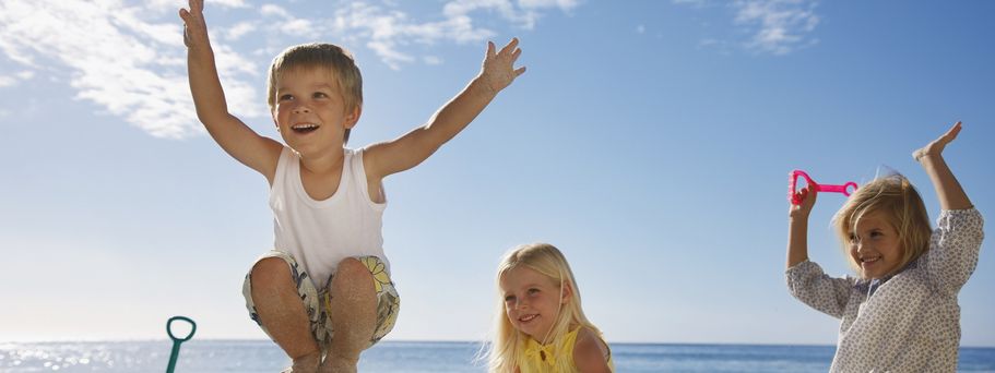 Kinder spielen im Sand