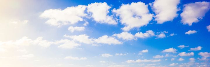 Kite Surfer über dem Meer vor der Insel Sal