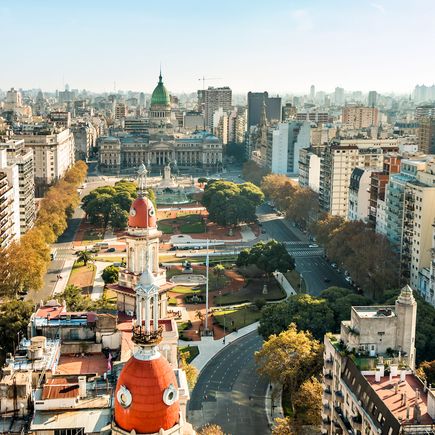Der historische Palacio Barolo in Buenos Aires, Argentinien, ein imposantes Gebäude mit einer auffälligen Architektur im Dante-Stil, das sich in die Stadtlandschaft einfügt.