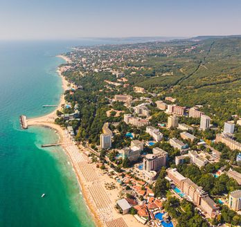Blick über Varna aus der Vogelperspektive. Meer, Strand, Hotels und Wald.