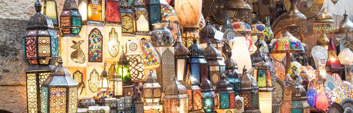 Ein farbenfroher Stand auf dem Khan el-Khalili Basar in Kairo, überladen mit traditionellen orientalischen Laternen und Lampen in verschiedenen Formen und Größen.