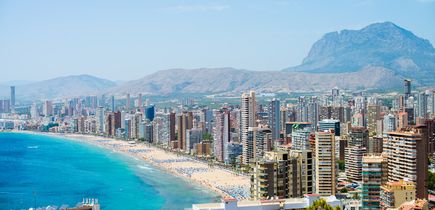 Blick auf die Skyline von Benidorm, Links im Bild Strand und Meer , rechts die Stadt