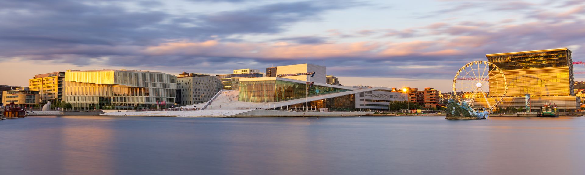 Blick bei Sonnenuntergang auf das Osloer Opernhauses und des Munch-Museums