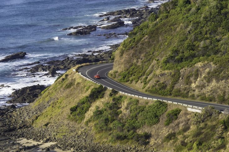 Straße am Rand vom Ufer