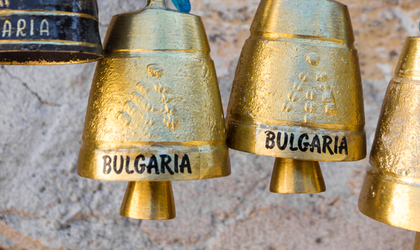 Eine Reihe von traditionellen bulgarischen Glocken.