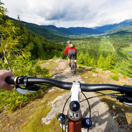 Camper Kanada Wohnmobil Reise Mountainbiker auf einem Bergpfad
