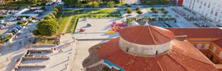 Eine Luftaufnahme der Altstadt von Zadar, Kroatien, mit roten Dächern und dem Meer.