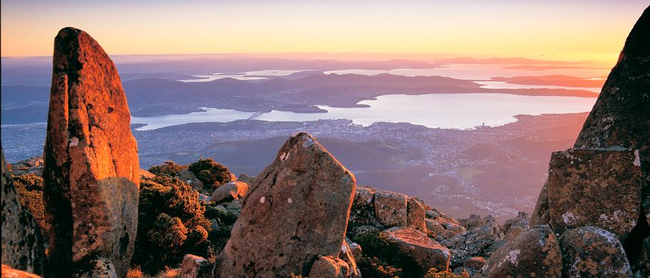 Abendlicher Blick vom Mount Wellington über Hobart und die Bucht