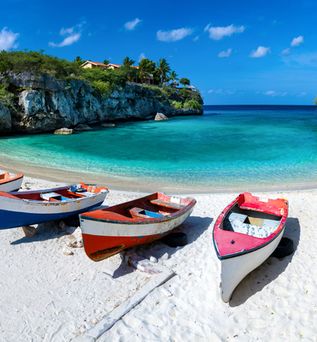 Boote am Strand in Curacao