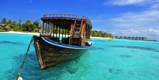 Ein traditionelles maledivisches Dhoni-Boot.