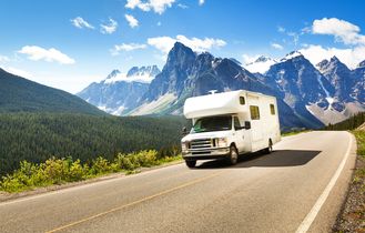 Camper Kanada Wohnmobil Reise Kanadische Berglandschaft und Wald