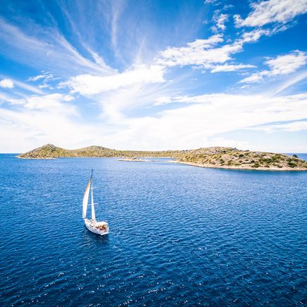 Camping Kroatien Urlaub Segelboot im Meer vor Inseln