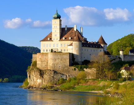 Schloss auf Fels am Flussufer
