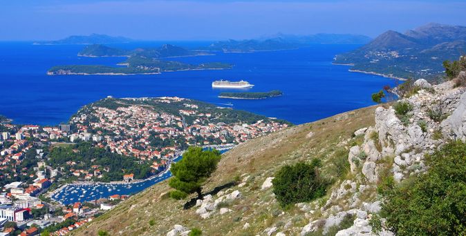 Blick von Dubrovnik auf die Elaphiten Inseln. Türkisblaues Meer, blauer Himmel, grüne Inseln.