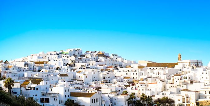 Eine weiße Stadt auf einem Hügel in Andalusien, Spanien.