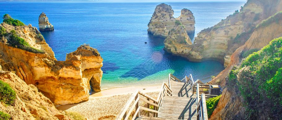 Eine kleine Treppe führt hinab zur traumhaften Algarve-Bucht