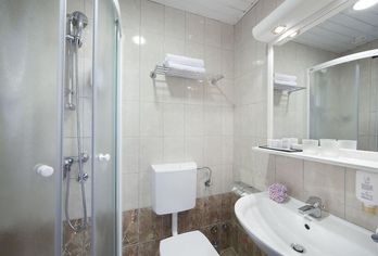 Hotel, Hotel Kristal