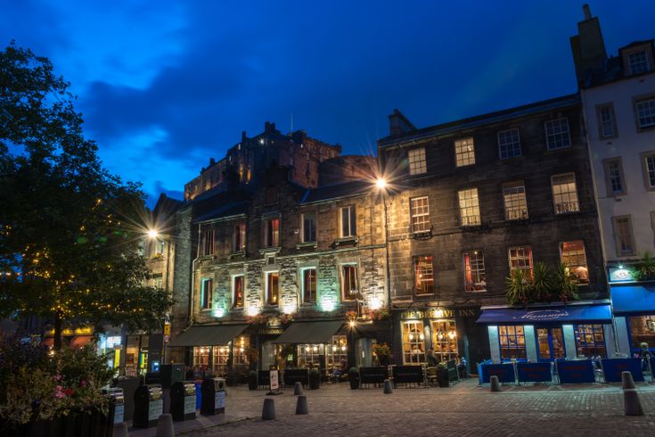 Grassmarket Cafes zur blauen Stunde