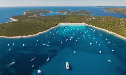 Eine Luftaufnahme einer Insel mit türkisfarbenem Wasser.