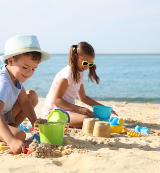 Kinder am Strand