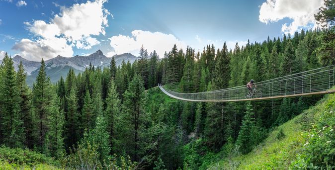 Radfahrer auf der Blackshale Creek Suspension Bridge