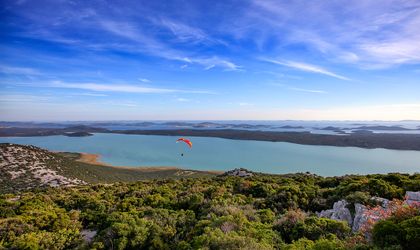 Eine Luftaufnahme eines Sees, umgeben von trockener Landschaft.