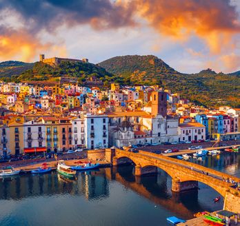 Eine Stadtansicht mit bunten Gebäuden und einem Fluss.