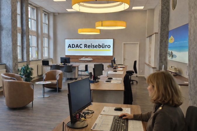 ADAC Reiosebüro Blick in den Beratungsraum