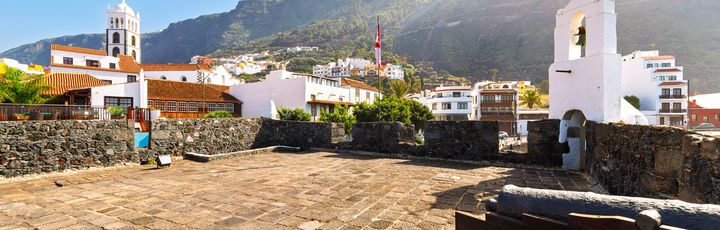 Blick vom Dach der Festung Castillo de San Miguel aus dem 16. Jahrhundert auf die weiß getünchte Stadt Garachico auf der Kanarischen Insel Teneriffa.