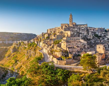 Eine Stadtansicht von Matera, Italien, mit alten Höhlenwohnungen.