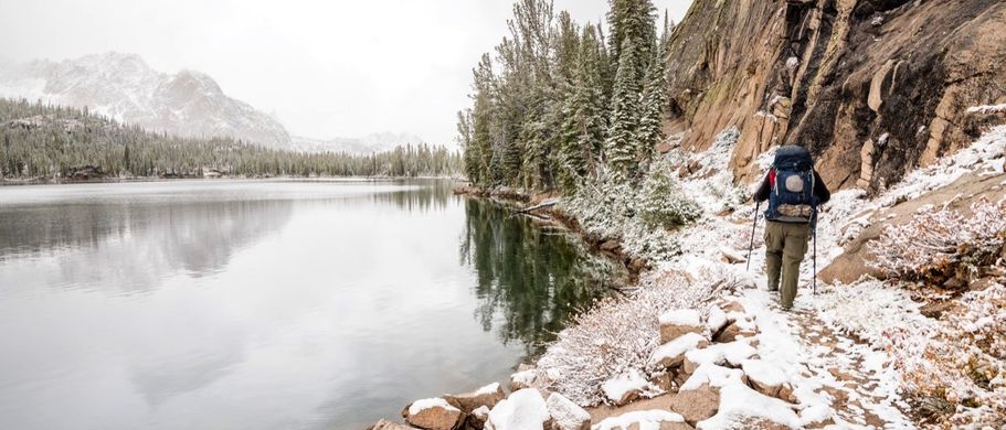 Wandern am See im Winter