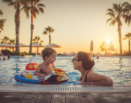 Mutter Kind im Pool