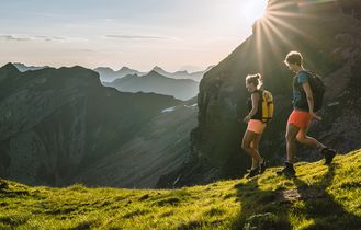 Zwei Wanderer in den Bergen