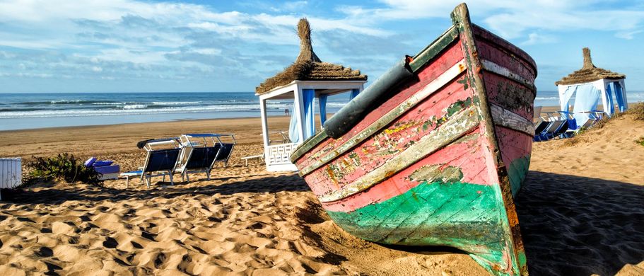 Boote liegen trocken auf Strand