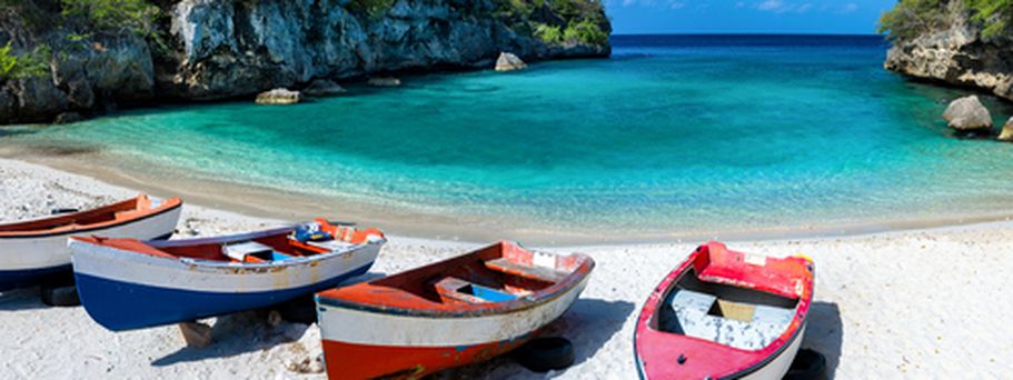 Bunte Fischerboote am Strand.