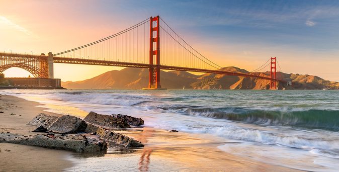 Die majestätische Golden Gate Bridge strahlt im goldenen Licht eines traumhaften Sonnenuntergangs am Pazifik.