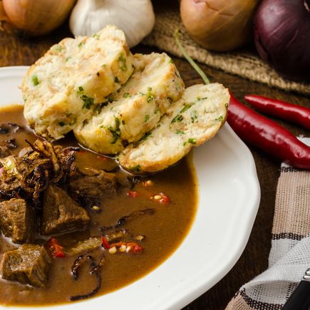 Gulasch und Knödel auf Teller