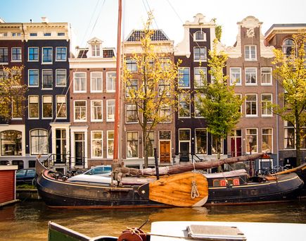 Ferienhaus Urlaub Niederlande Hausboote in einer Gracht in Amsterdam