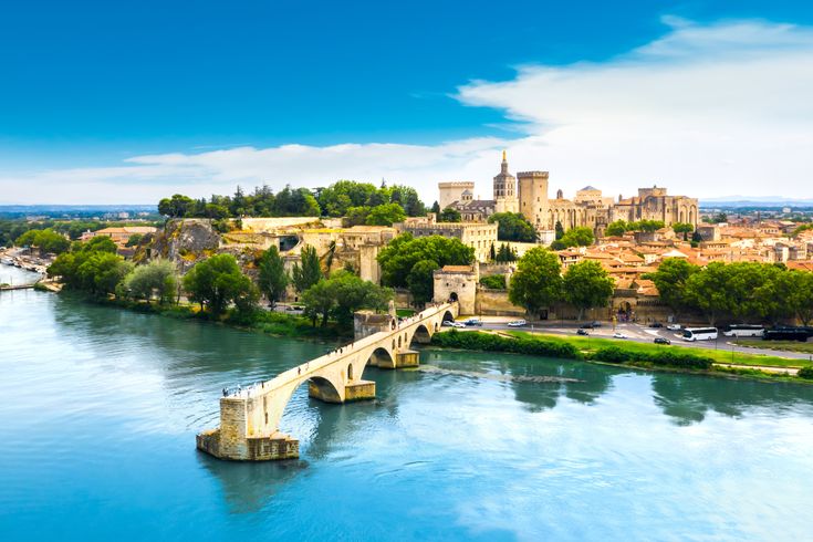Blick aus der Vogelperspektive auf Avignon mit seinen alten Gemäuern und einem Steg.