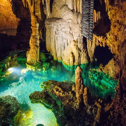 See in Tropfsteinhöhle