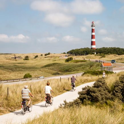Mit dem Fahrrad zum Leuchtturm für einen Panoramablick über Ameland