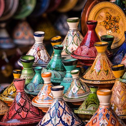 Bunte Tajines auf einem Marktstand