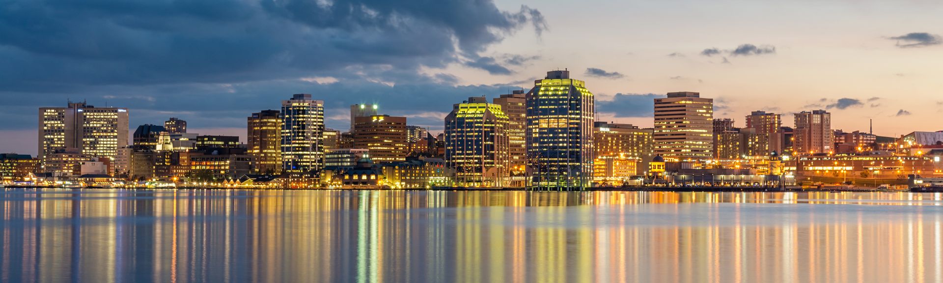 Eine beeindruckende Skyline von Halifax, Nova Scotia, erhebt sich majestätisch über den Hafen und zeigt eine Mischung aus modernen Gebäuden und traditioneller Architektur.