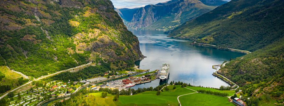 Aurlandsfjord in Flam Norwegen, ein Schiff liegt im Fjord