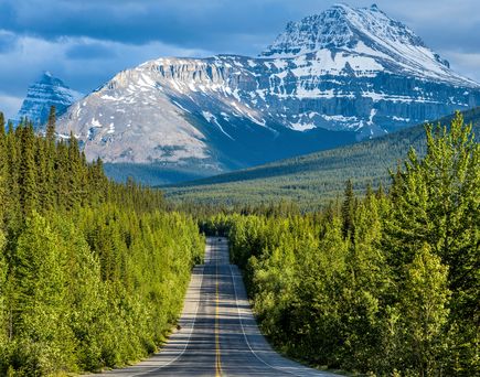 Der Icefields Parkway durch den Banff Nationalpark. Schneebedeckte Bergeim Hintergrund