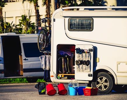 Seitenansicht eines geöffneten Wohnmobils, das für Wartungsarbeiten bereitsteht.