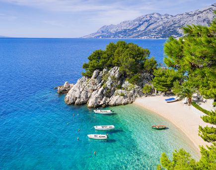 Makarska riviera_Podrace Blick auf boote in einer Bucht